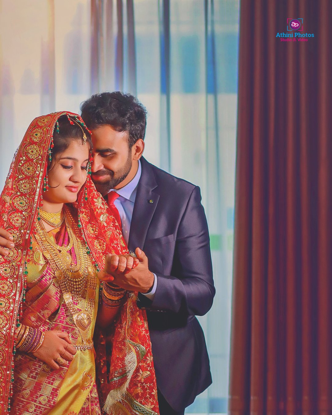 உள்ளாடையுடன் மணமகன்.. குளியல் டவலுடன் மணமகள்.. வெட்டிங் போட்டோ ஷூட்டா இது?  மேட்டரே வேற | Wedding photo shoot like picture goes viral - Tamil Oneindia